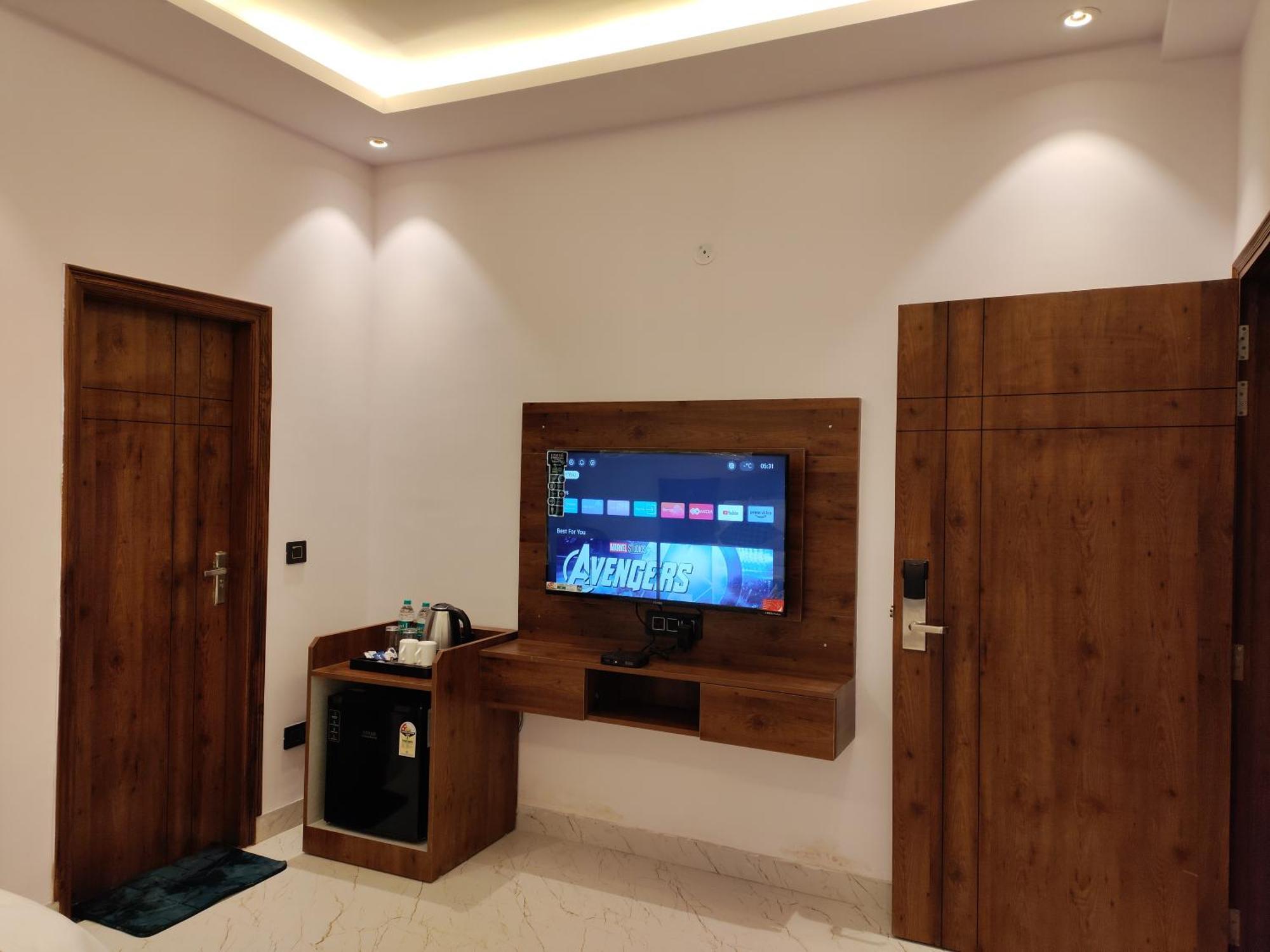 Emerald Suites Greater Noida Room photo