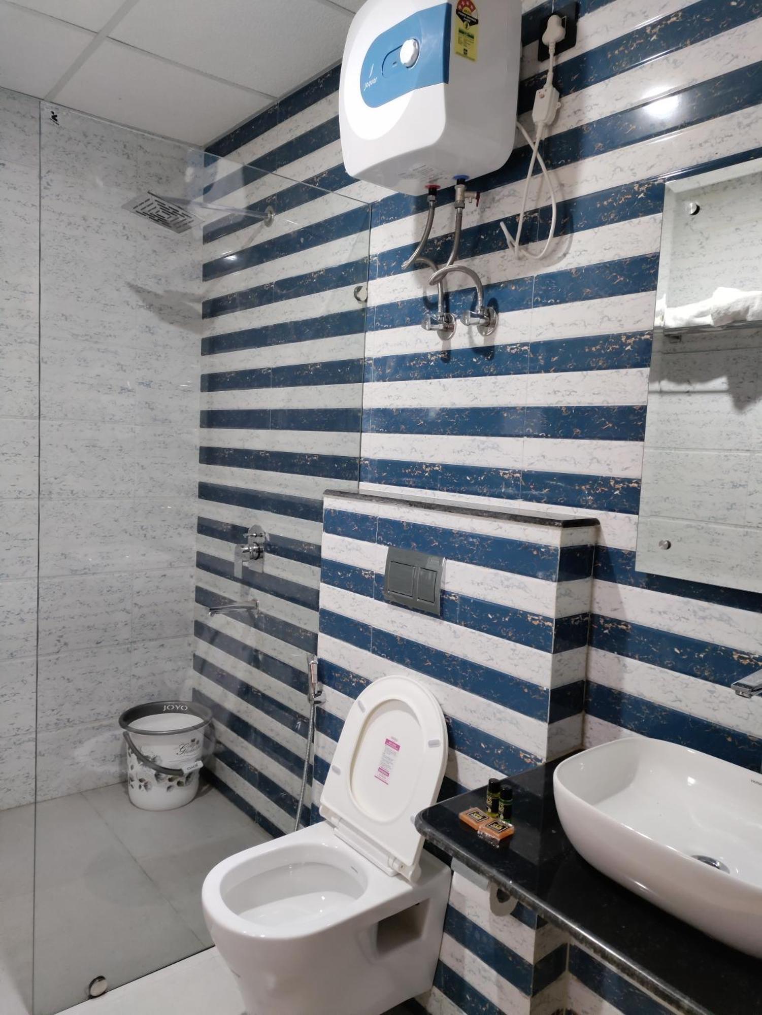 Emerald Suites Greater Noida Room photo