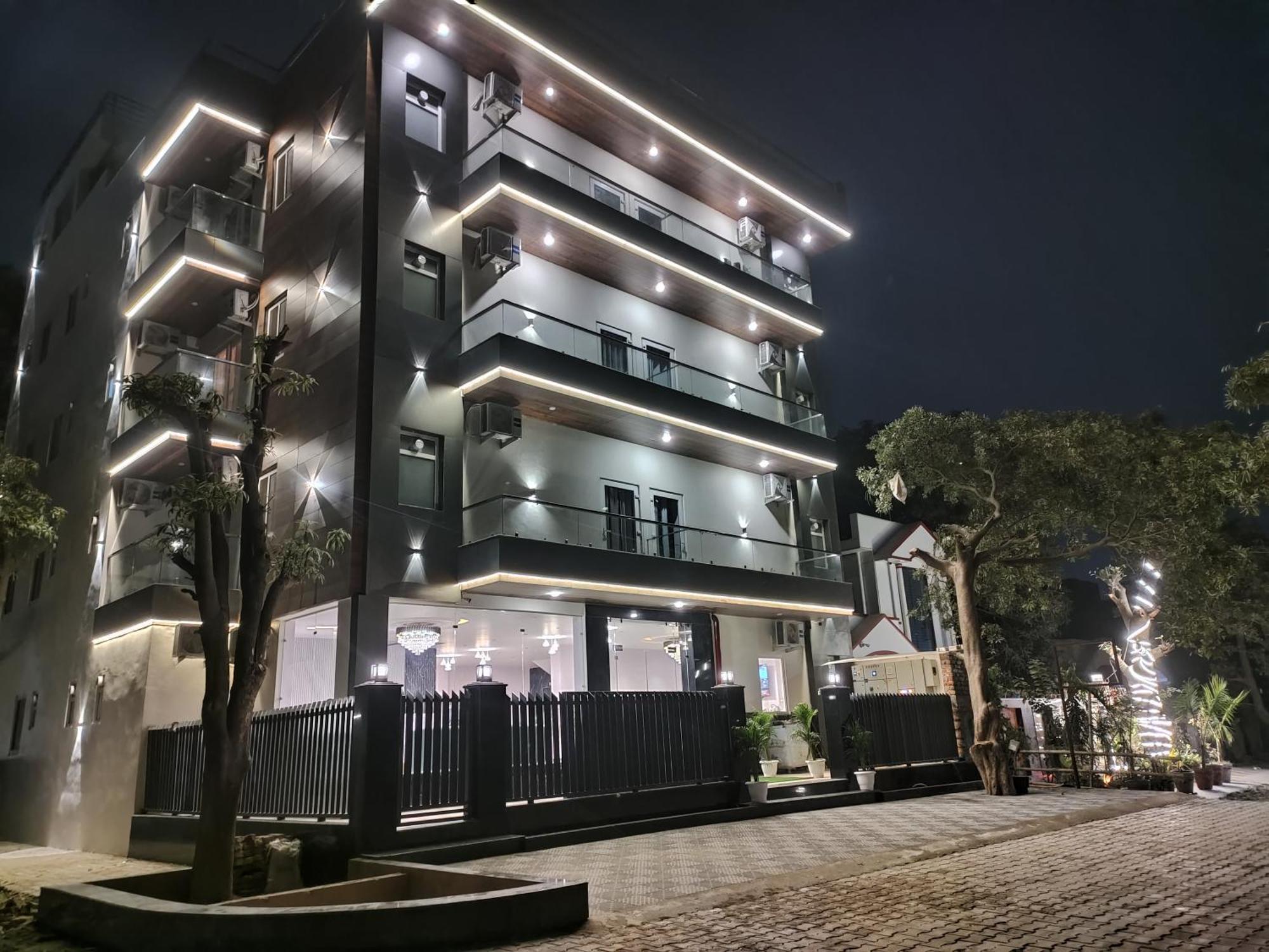 Emerald Suites Greater Noida Exterior photo