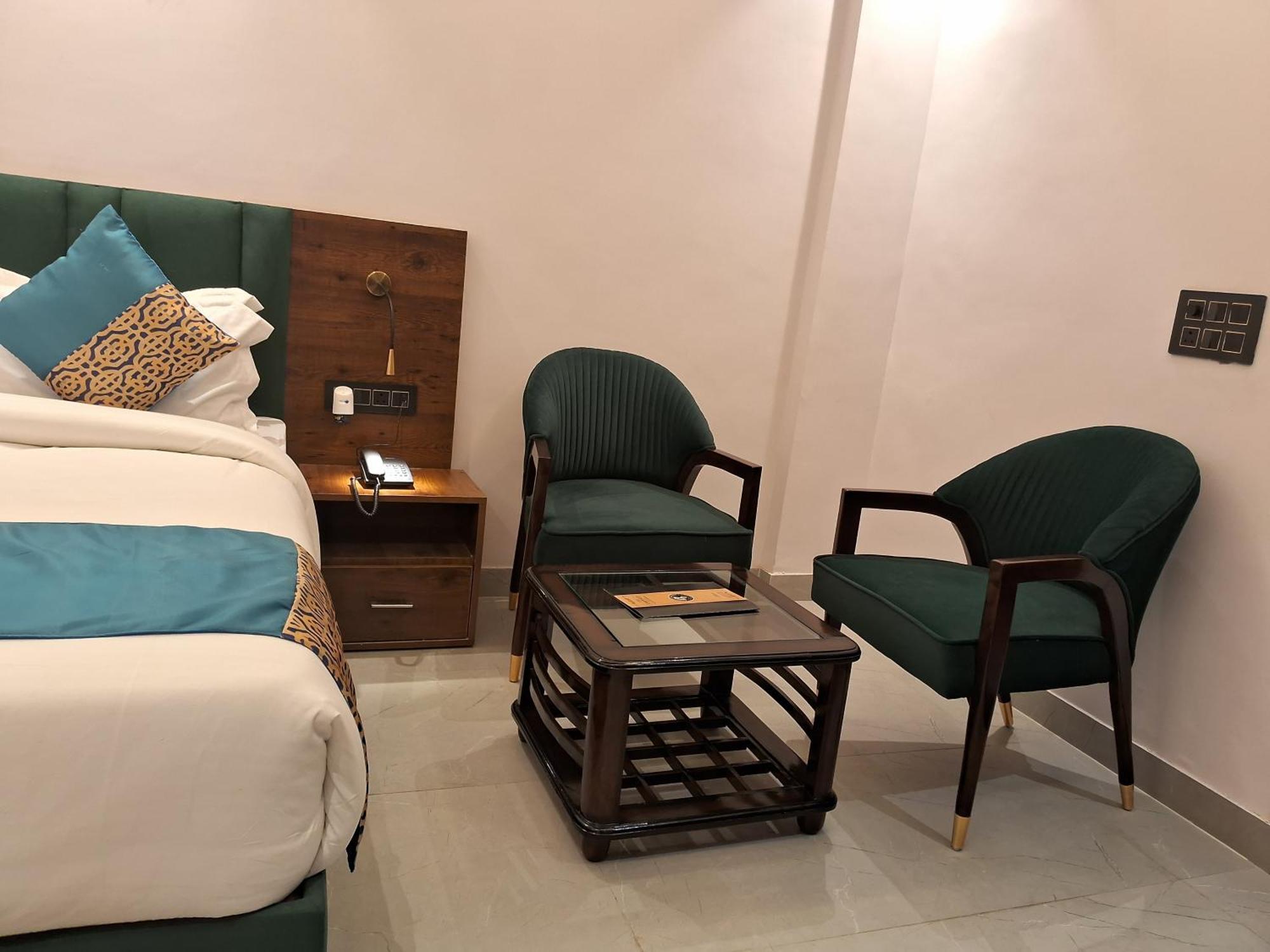 Emerald Suites Greater Noida Room photo