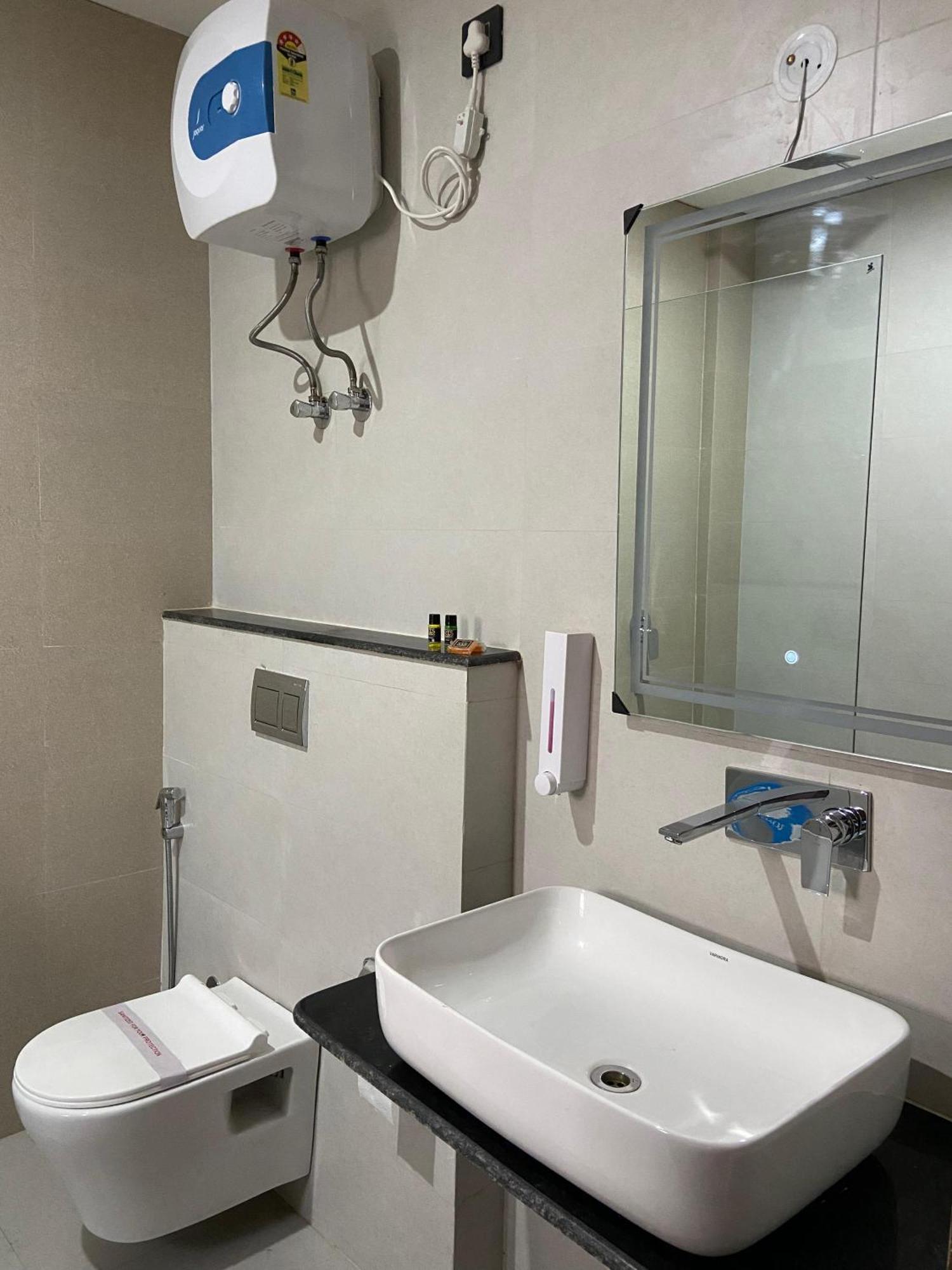 Emerald Suites Greater Noida Room photo