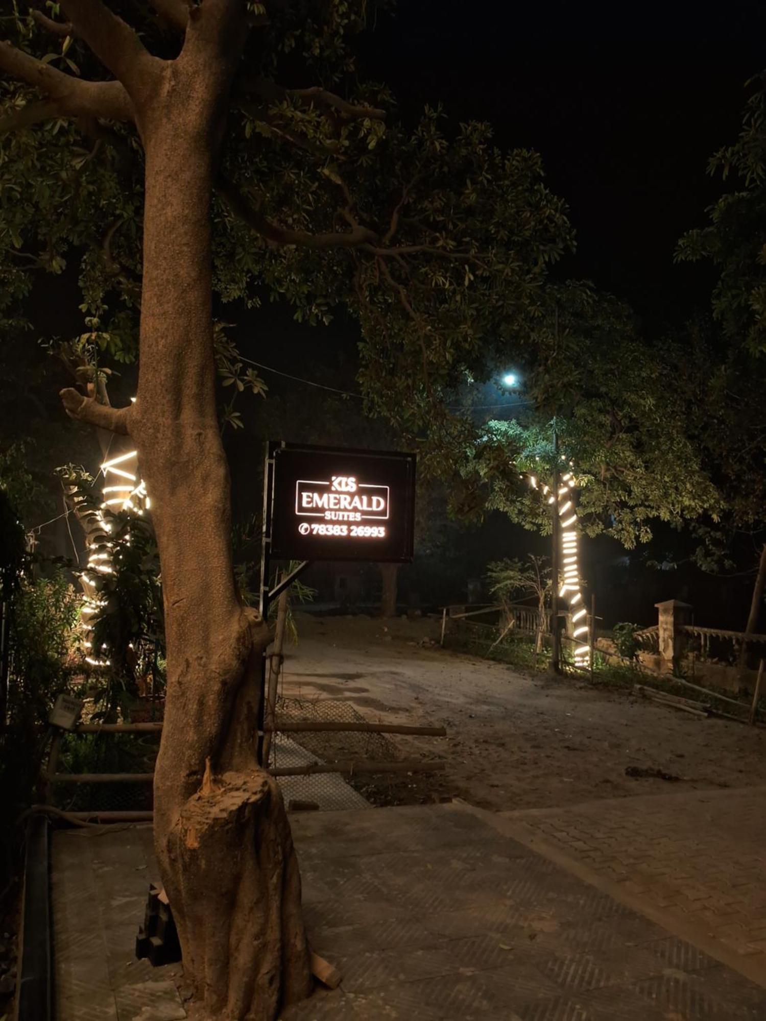 Emerald Suites Greater Noida Exterior photo