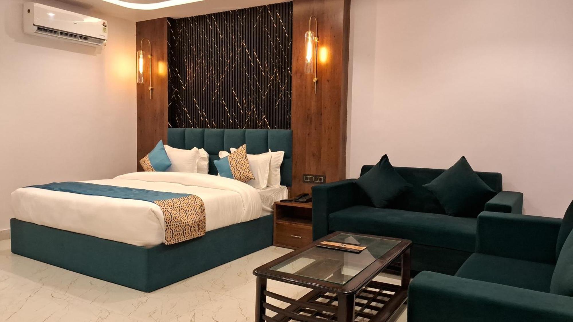 Emerald Suites Greater Noida Room photo