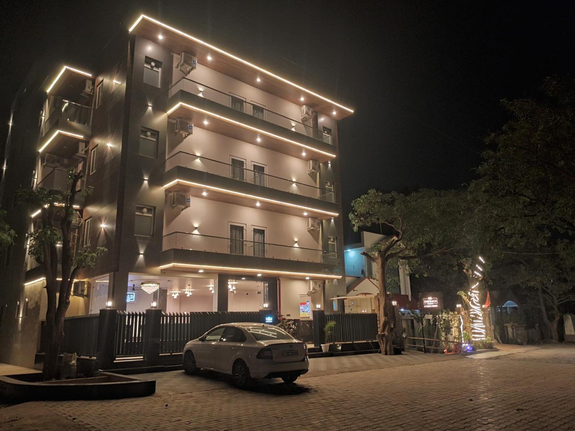Emerald Suites Greater Noida Exterior photo