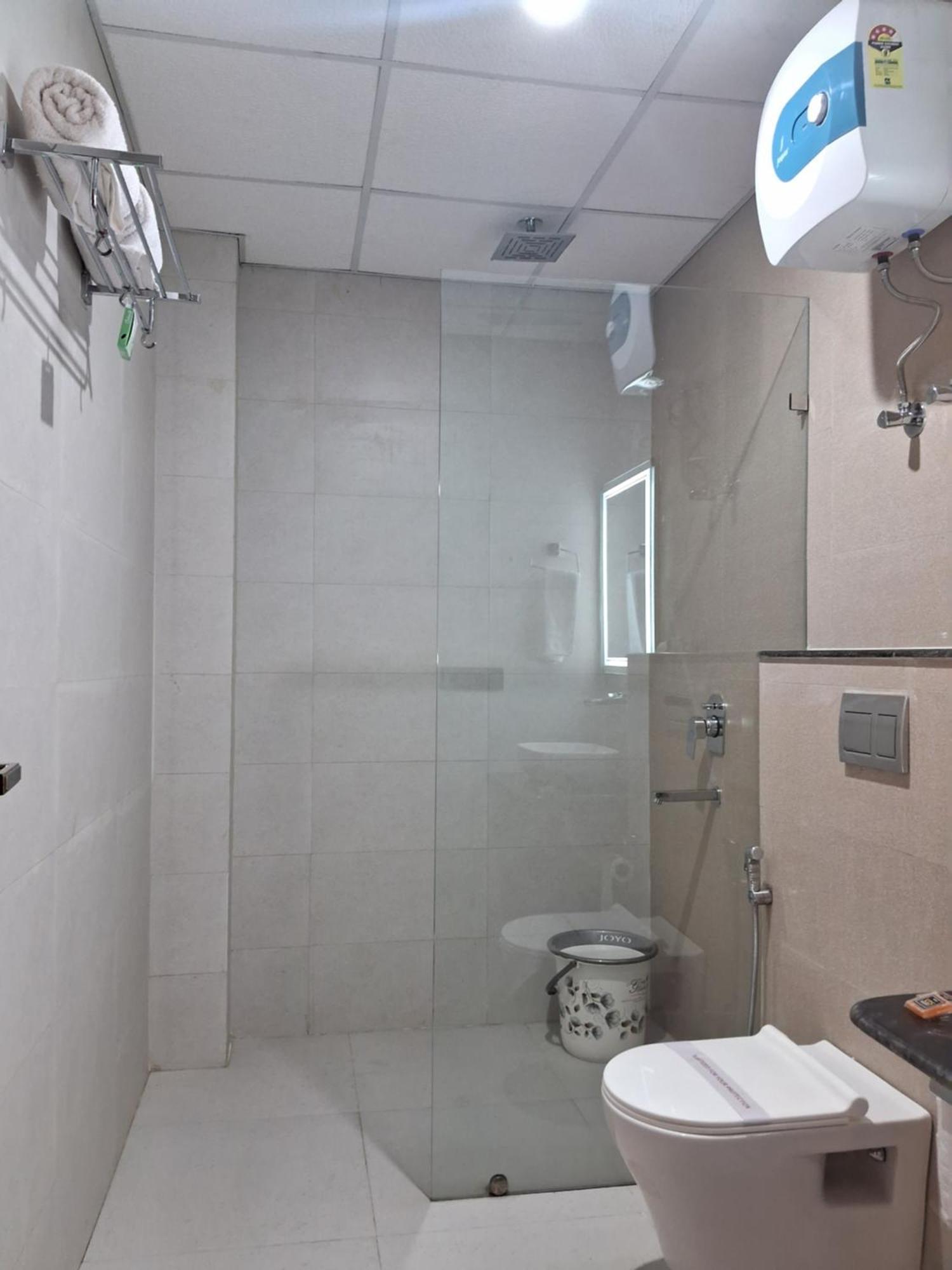 Emerald Suites Greater Noida Room photo